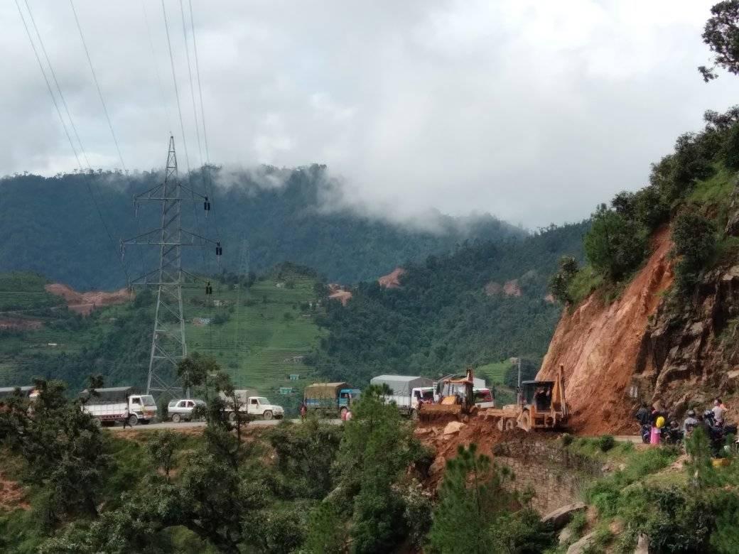 पहिरोका कारण अवरुद्ध दशरथचन्द राजमार्ग सुचारु 